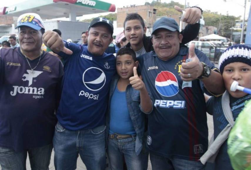 Aficionados de Motagua llegaron desde temprano al Estadio Nacional para presenciar la final ante Real Sociedad.