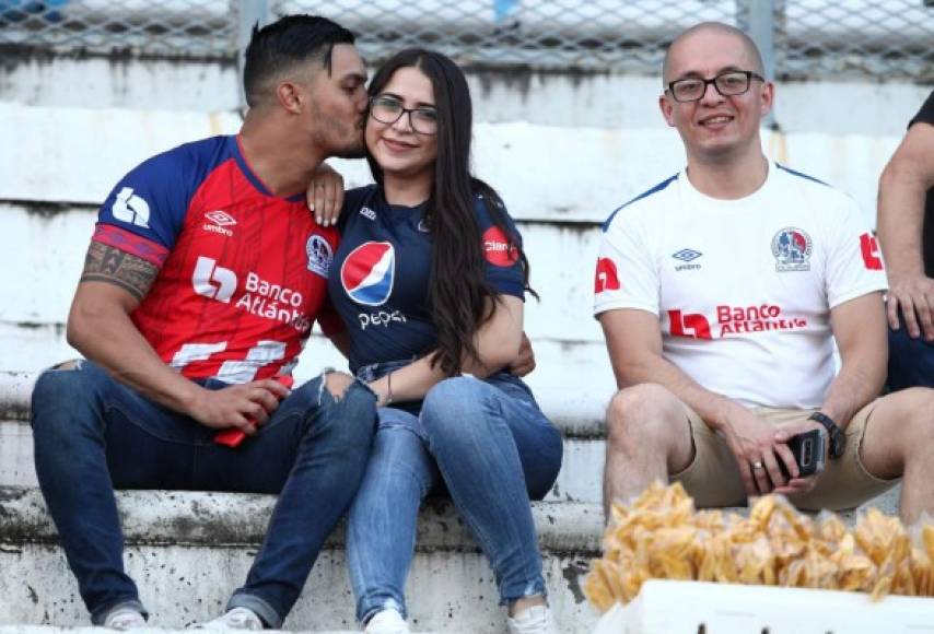 Otra pareja Olimpia-Motagua disfrutando de su amor y del partido.