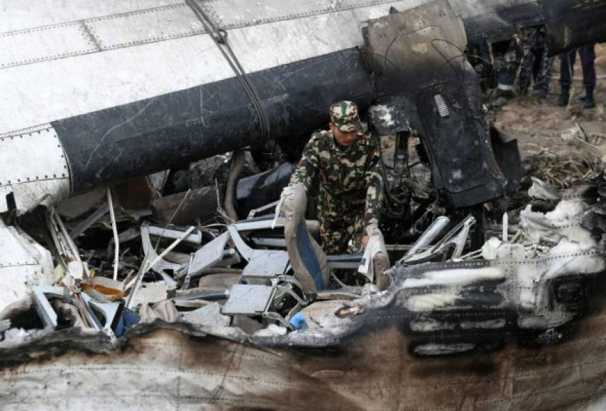 De momento no se conocían las causas exactas del accidente, pero según un comunicado de las autoridades aeroportuarias el avión estaba 'fuera de control' un poco antes del momento del aterrizaje.