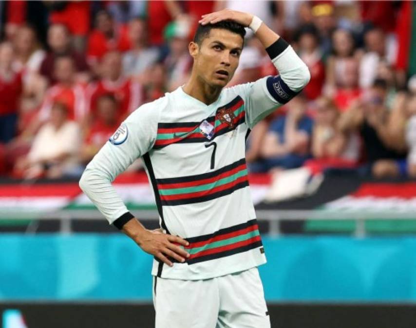 A su edad, 36 años, Cristiano Ronaldo no deja de tener pretendientes y tendría una oferta encima de la mesa para salir de la Juventus. La Gazzetta dello Sport insiste en el interés del Manchester United por que el luso regrese a Old Trafford. Su oferta se sitúa en 17 millones al año, lo que supondría, eso sí, la salida de Paul Pogba de los Red Devils. Otro club que lo quiere es el PSG, donde Al-Khelaiffi le estaría esperando con los brazos abiertos.<br/><br/>Foto AFP