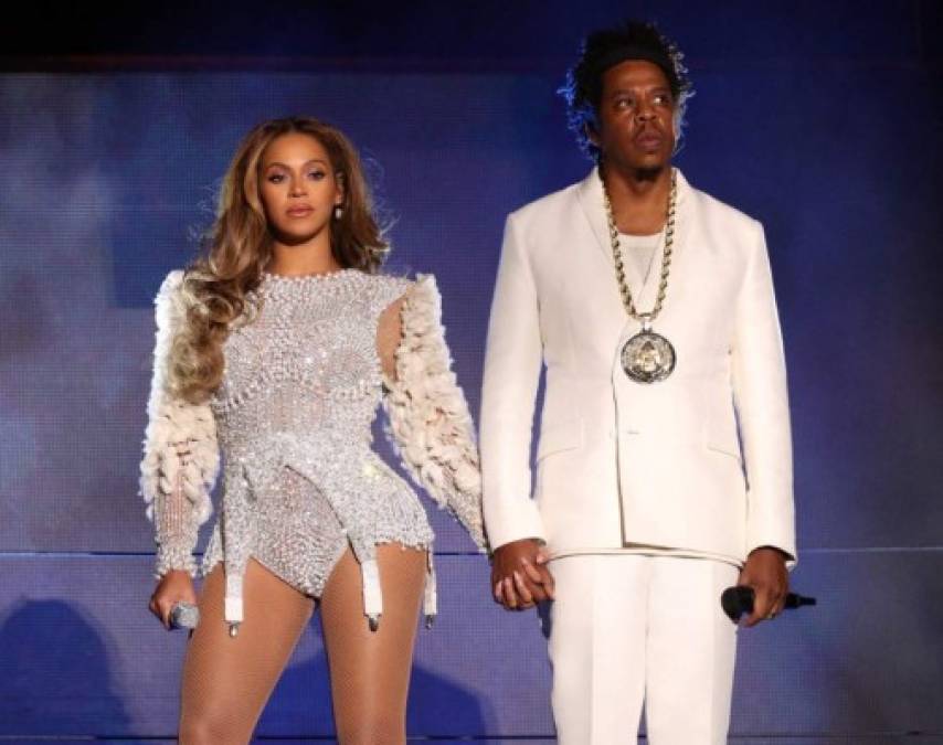 20- Beyoncé y Jay Z - 37 y 49 años respectivamente<br/>Cantantes<br/>$81 MDD<br/><br/>La famosa pareja quedó empatada al ras de los primeros 20 gracias a su gira conjunta On The Run II.<br/><br/>Este año Jay Z se convirtió en el primer multimillonario del hip-hop gracias a un imperio que abarca licores, arte, bienes raíces y participaciones en compañías como Uber.<br/>