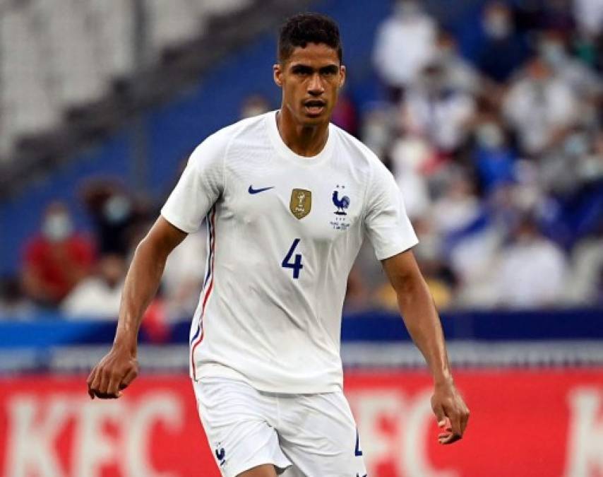 Tras el adiós de Sergio Ramos del Real Madrid, ahora parece que Raphael Varane seguirá sus pasos. Según informa la Cadena SER, el francés, que está disputando la Eurocopa, no renovará con los blancos. Tiene dos ofertas de otro club y el equipo merengue entiende que saldrá. De este modo Éder Militao, Nacho Fernández y el fichado David Alaba conformarían una defensa blanca que busca un cuarto central. Podría ser Jesús Vallejo, quien vuelve. <br/><br/>Foto - AFP