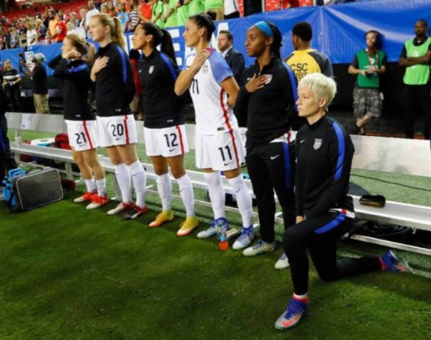 Rapinoe también tildó al mandatario estadounidense de racista. La futbolista causó una gran polémica en EEUU al arrodillarse durante el himno en rechazo a la violencia racial mostrando su respaldo a otras polémicas figuras del deporte que se unieron a este movimiento iniciado por el jugador de fútbol americano, Colin Kaepernick.