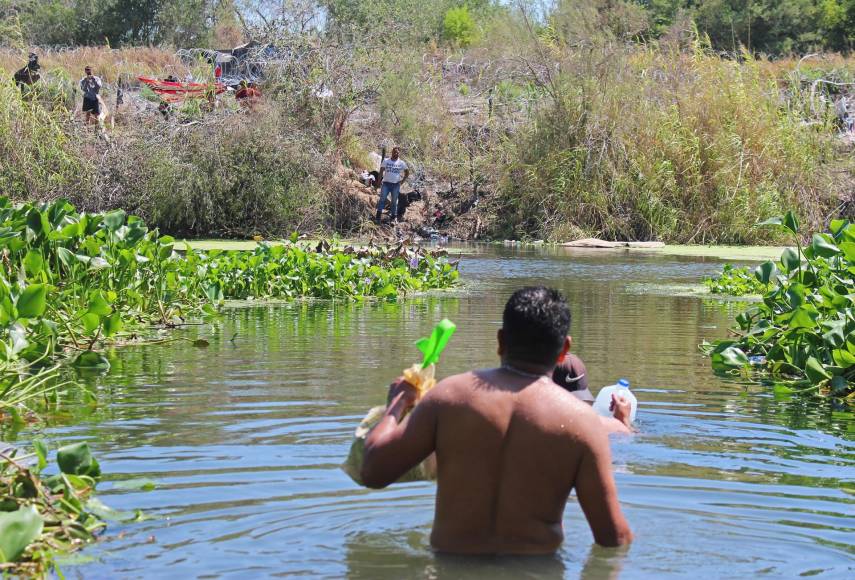 Un operativo de las autoridades mexicanas en la frontera norte orilló este miércoles a 2,000 migrantes al río Bravo, compartido con Estados Unidos, en un episodio que refleja la creciente ola migratoria reciente. 