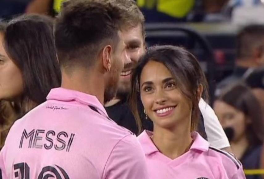 Una imagen viral: Antnela y su mirada hacia Messi al ver como su amado logró su primer título con el Inter Miami.