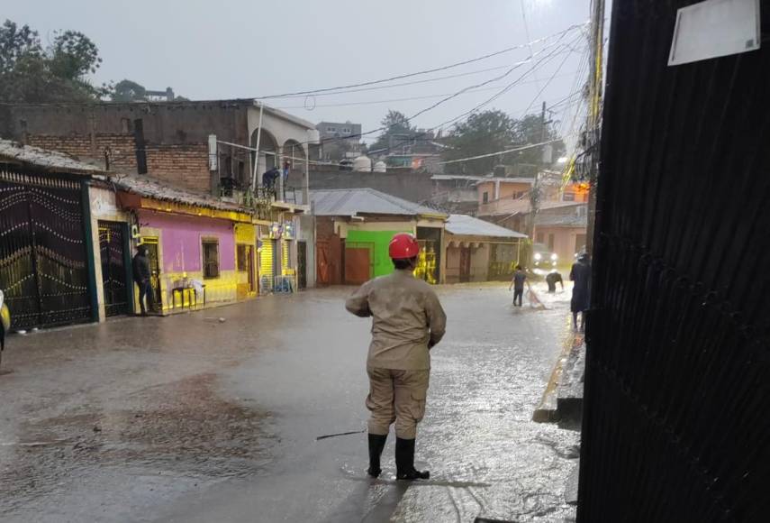 Los torrenciales provocaron que varias calles quedaran inundadas, por lo que miembros del Cuerpo de Bomberos se movilizaron para prevenir incidentes. 