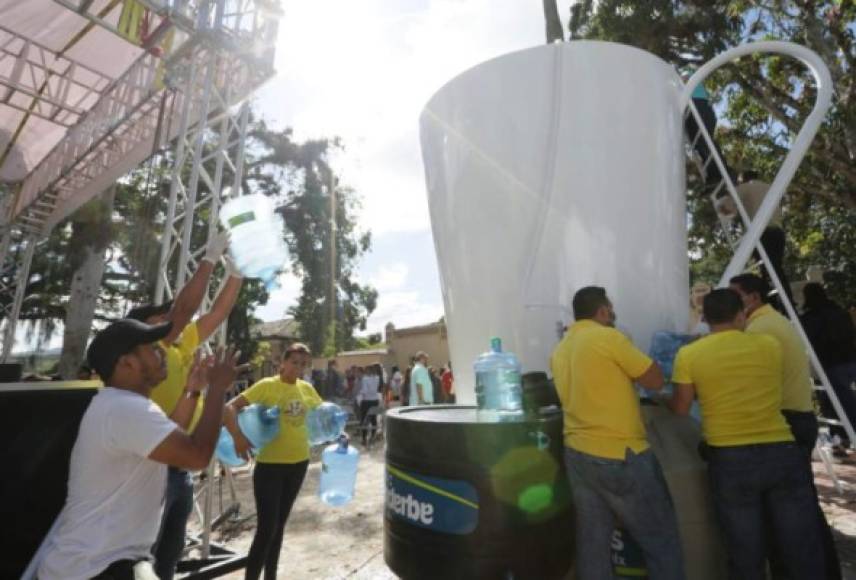 “La taza está construida de un cilindro de acero inoxidable, con una capa de dos pulgadas de aislante de poliestireno expandido y un cilindro exterior de hierro con un acabado final color blanco para dar aspecto de cerámica”, explicó en su momento Patricia Lardizábal, directora de Marca País Honduras.