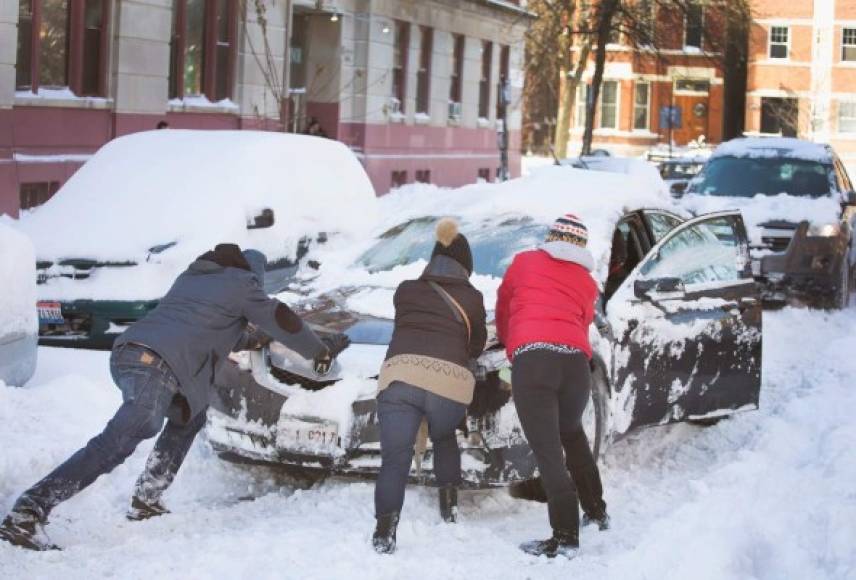 Las autoridades de Chicago cancelaron las clases en las escuelas y colegios debido a las dificultades para transportarse tras la nevada.