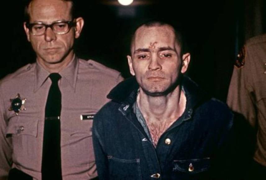 A finales de los años 60, Manson lideró una ola de asesinatos salvajes en los barrios distinguidos de Los Ángeles que estremeció a Estados Unidos.