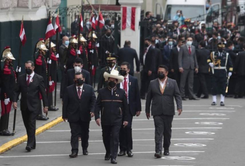 En esta imagen divulgada por la oficina de prensa de la presidencia peruana, el presidente electo de Perú, Pedro Castillo, llega al Congreso antes de su ceremonia de inauguración en Lima, el 28 de julio de 2021.