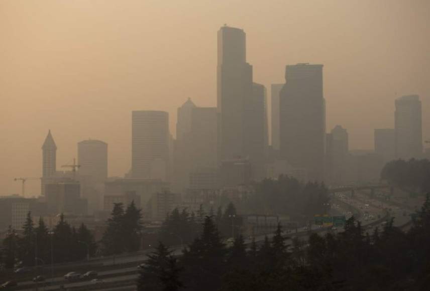 Los incendios también generaron cortinas espesas de humo que llegaron a Portland, San Francisco y Seattle, lo que provocó que estas tres ciudades estuvieran el viernes entre las más contaminadas del mundo, según la clasificación de la empresa IQAir.