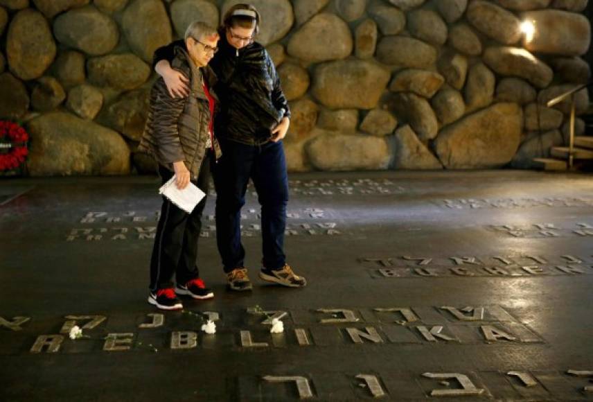 Familiares de las víctimas visitan los monumentos conmemorativos en Jerusalén.