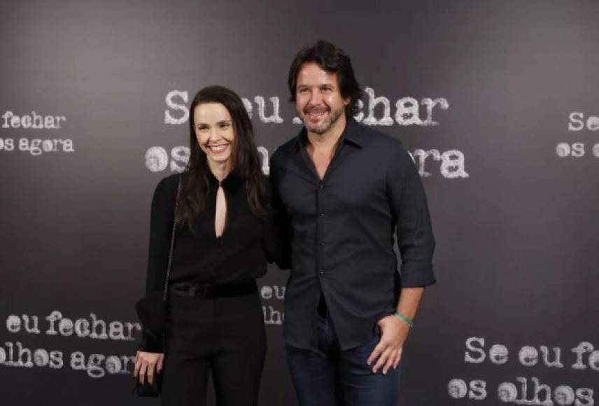 Según medios brasileños Débora Falabella y Murilo Benicio se habrían separado a principios de 2019, aunque mantiene una relación amistosa debido a sus trabajos conjuntos. Su más reciente producción juntos fue la miniserie 'Se Eu Fechar os Olhos Agora' estrenada este año.