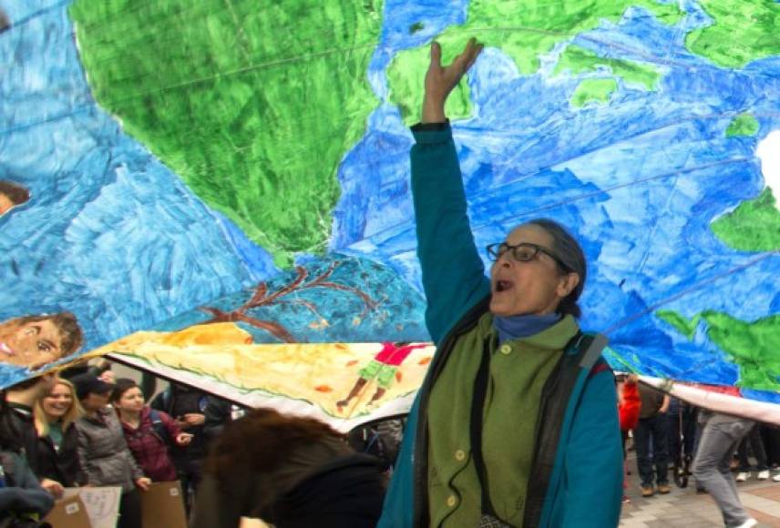 La manifestación coincide con la fecha en la que se cumplen los 100 días en el poder de Trump, cuyo gobierno no ha ocultado su recelo ante la evidencia del cambio climático y ha dado marcha atrás a numerosas medidas de protección medioambiental impulsadas por su predecesor, Barack Obama.<br/>