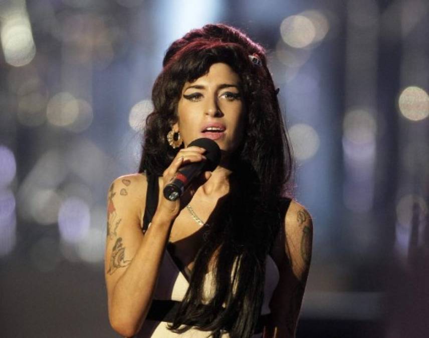 (FILES) In this file photo taken on June 27, 2008 British singer Amy Winehouse performs during a concert in honour of Nelson Mandela's 90th birthday in Hyde Park, central London. - July 23, 2021 will mark the ten year anniversary of the death of Amy Winehouse. (Photo by SHAUN CURRY / AFP)