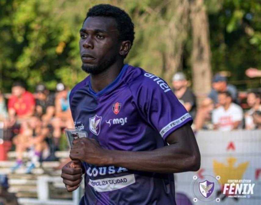 El extremo derecho hondureño 'Muma' Fernández ya no sigue en el Fénix de la Primera División de Uruguay. Se menciona que el catracho cuenta con ofertas de clubes de la Liga Nacional de Honduras, rumores lo colocan en la órbita del Motagua.