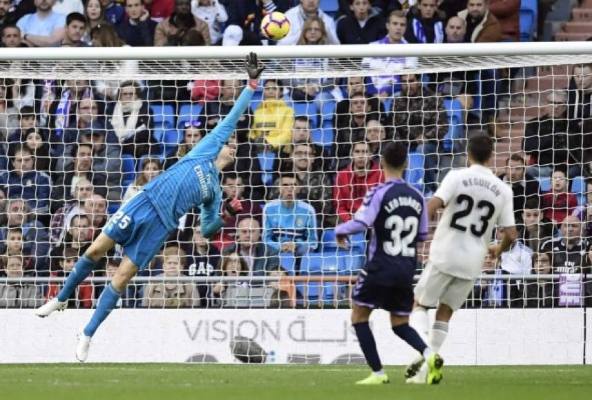 Los postes salvaron al Real Madrid ante Valladolid. Foto AFP