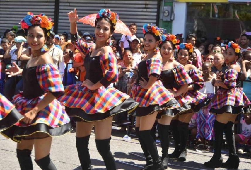 Los vistosos trajes típicos resaltaron la agraciada figura de las estudiantes ceibeñas.