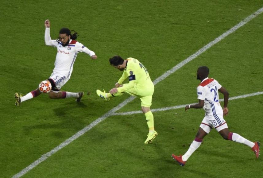 Lionel Messi lo intentó con este disparo al borde del área, pero el balón salió desviado.