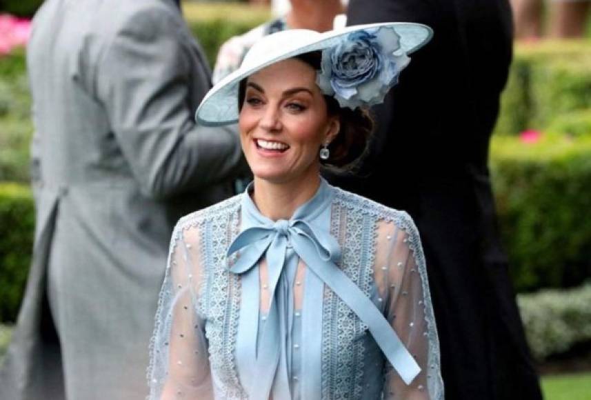 Su sombrero Philip Treacy, combinaba con el vestido, Kate mantuvo el diseño sencillo con una flor que destacaba en el borde.