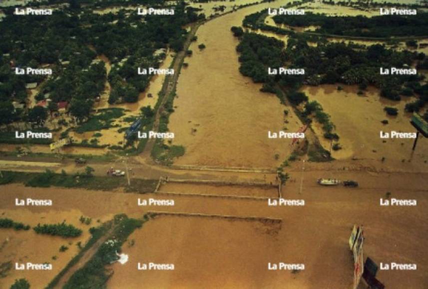 Cerca del aeropuerto durante. Canal Chotepe (canaliza aguas del Chamelecón) rebasó el nivel e inundó el bulevar del este y colonias cercanas. Después. Este canal, cercano al aeropuerto Villeda Morales, no es objeto de mantenimiento. En sus extremos hay más casas.