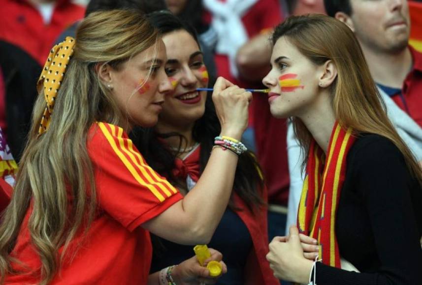 Las españolas pusieron el ambiente en las graderías de Wembley,