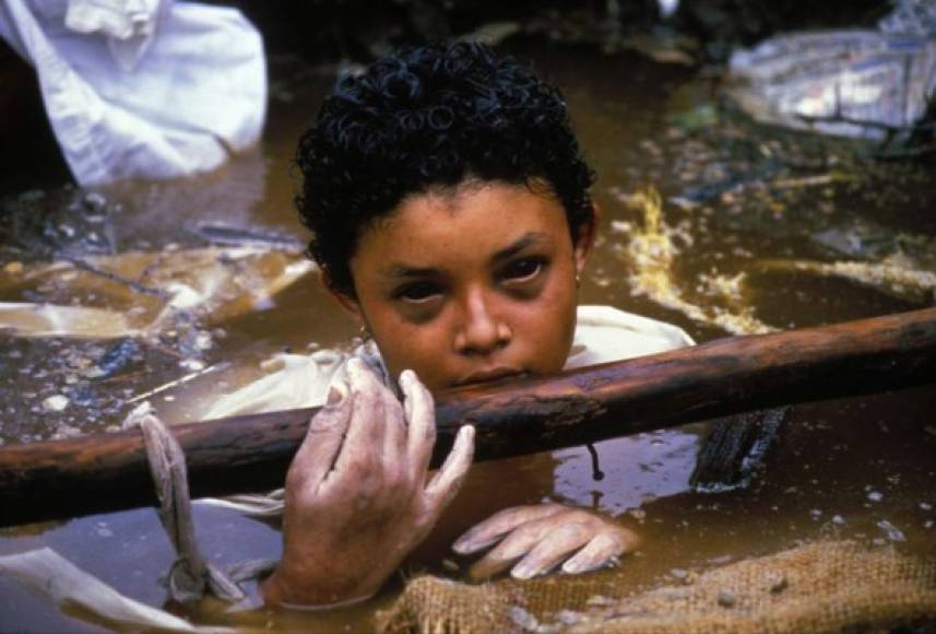 'La agonía de Omayra Sánchez', fotografía de Frank Fournier, fue la ganadora del World Press Photo 1986 y muestra a una niña atrapada en el agua tras la erupción del volcán 'Nevado del Ruiz', en la localidad de Armero (Colombia). <br/><br/><br/>