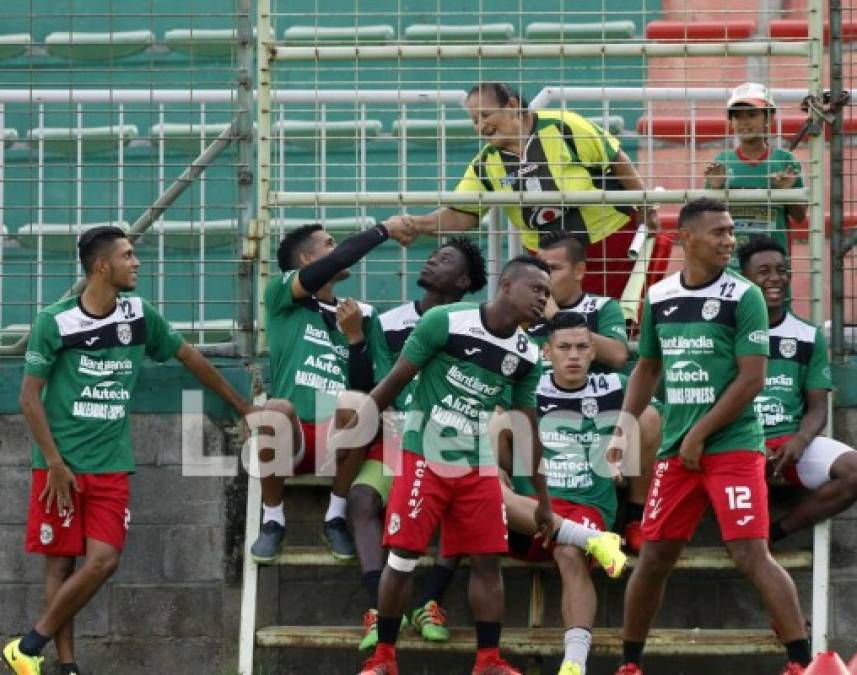 Doña Queta, la aficionada más famosa y fiel del Marathón, también llegó al entrenamiento de los verdes.