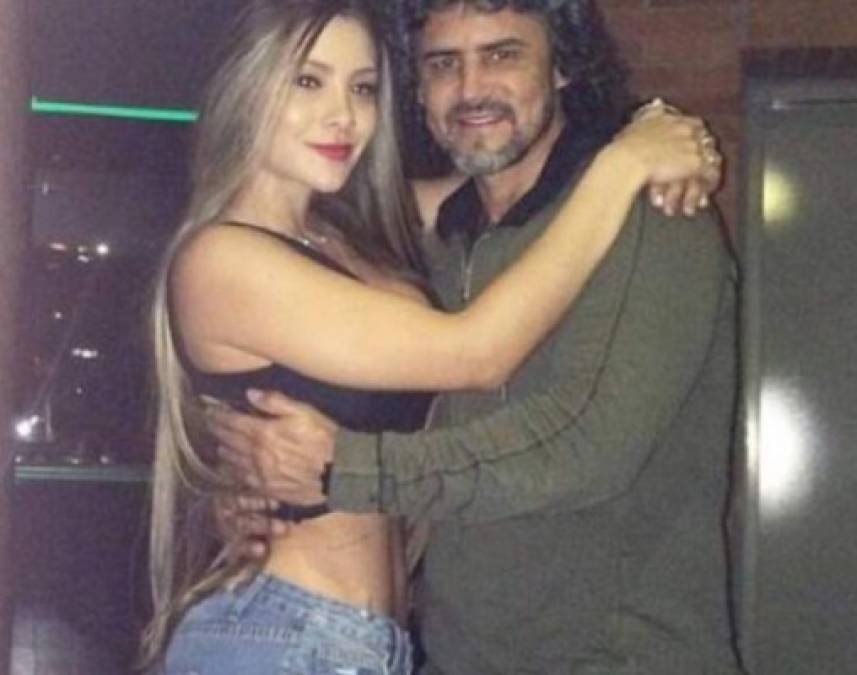 Leonel Álvarez, ex jugador de la Selección Colombia y ahora entrenador del Independiente Medellín es el afortunado que puede presumir de tener una novia tan espectacular.