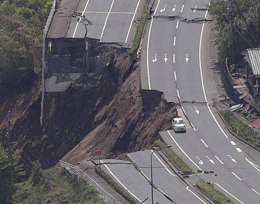 Una serie de terremotos sacudieron Japón dejando más de 40 muertos y cientos de personas heridas. Los sismos, que ocurrieron el pasado jueves y viernes, ocasiones millonarias pérdidas en infraestructuras.