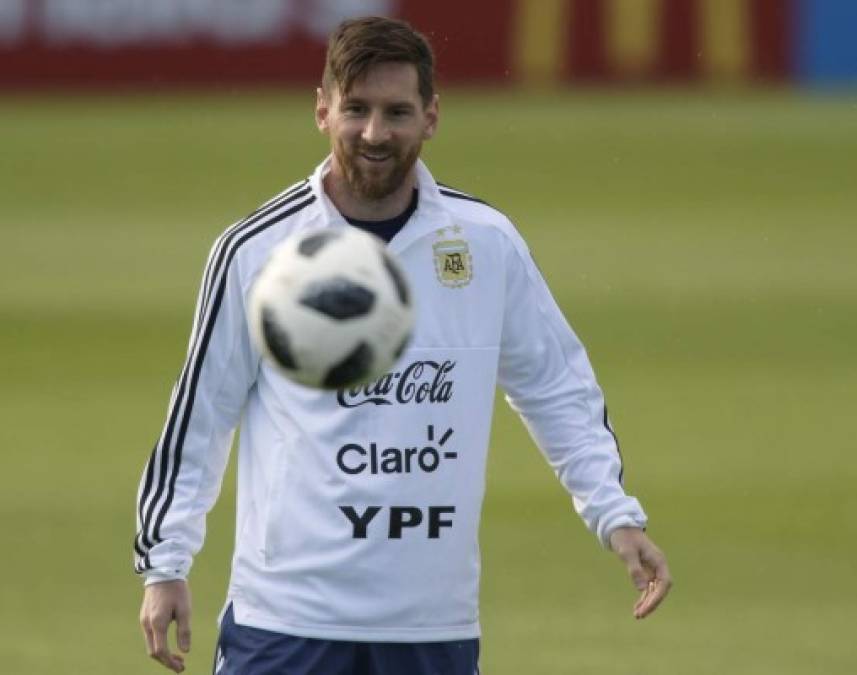 Argentina's forward Lionel Messi takes part in a training session at the team's base camp in Bronnitsy, near Moscow, Russia, on June 11, 2018, ahead of the Russia 2018 World Cup football tournament.. / AFP PHOTO / JUAN MABROMATA