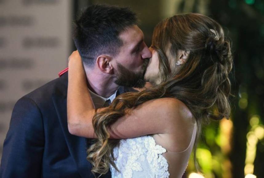 El beso frente a cientos de medios en un complejo de hotel y casino en su ciudad natal de Rosario.AFP PHOTO / EITAN ABRAMOVICH