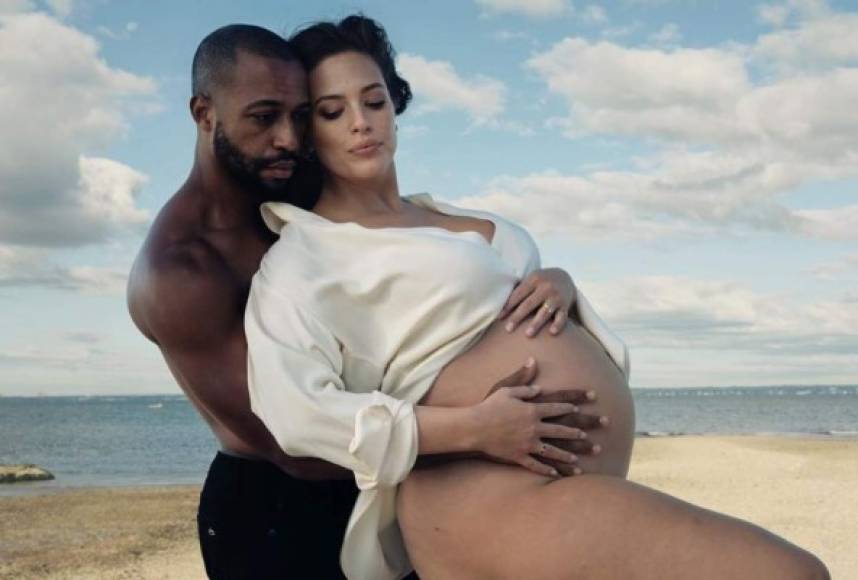 Ashley Graham<br/><br/>La exitosa modelo de talla grande aprovechó la celebración del noveno aniversario con su esposo, Justin Ervin, para anunciar que están esperando a su primer hijo.<br/>