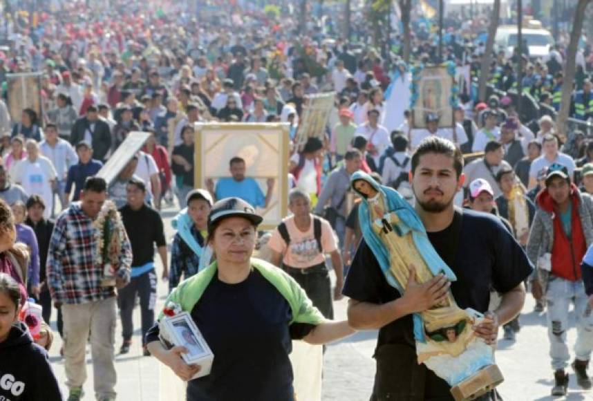 Miles de peregrinos llegaron hoy a la Basílica de Guadalupe de la Ciudad de México para conmemorar este martes a la virgen morena, una celebración en la que se espera la asistencia de ocho millones de personas. Llegados de diferentes estados e incluso de otros países latinoamericanos, los devotos llenaron las calles que conducen al templo en honor de la Guadalupana, donde se conmemoran sus apariciones a Juan Diego. De acuerdo con la tradición, la virgen se le apareció a este indígena varias veces en 1531, la última el 12 de diciembre de aquel año.