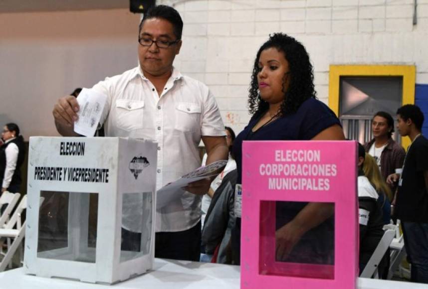 Un ciudadano vota luego que aperturaran las elecciones en Honduras. Fotos AFP