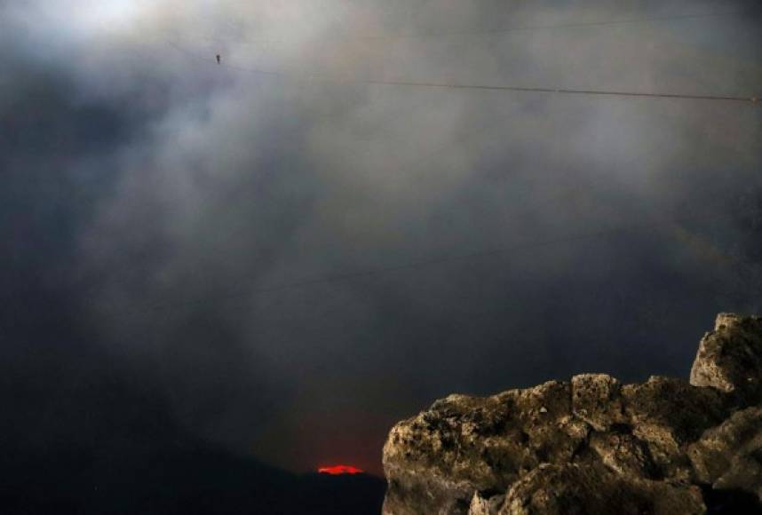 En su travesía se auxilió con una máscara y un tanque de oxígeno para protegerse de los gases de ácido clorhídrico y anhídrido sulfuroso que emite el volcán.