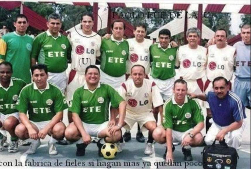 El peruano Paolo Guerrero, hincha del Alianza Lima, vistiendo la camiseta del Universitario De Deportes.