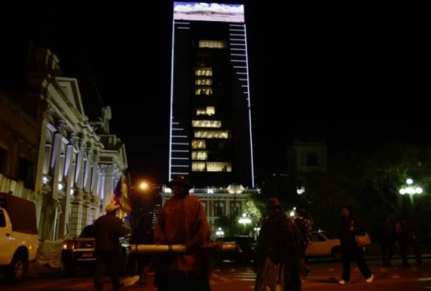 La Casa del Pueblo tiene 28 plantas, se levanta con una superficie construida de casi 31.800 metros cuadrados donde antes estuvo una casa patrimonial y tiene motivos andinos tiahuanacotas, una cultura prehispánica.