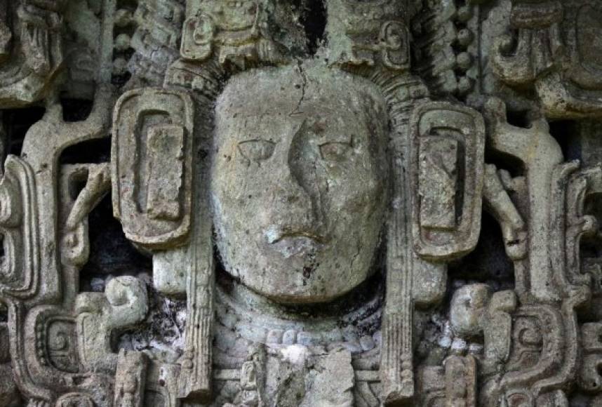 Las piezas son ofrendas de reyes, monumentos, bustos, construcciones de fachadas y paredes de edificios, recipientes de cocina y adornos de piedra, arcilla, pedernales, obsidiana, jade, conchas de nácar de mar y mercurio, muchas coloreadas con cal, hojas de árboles, añil y cochinilla.