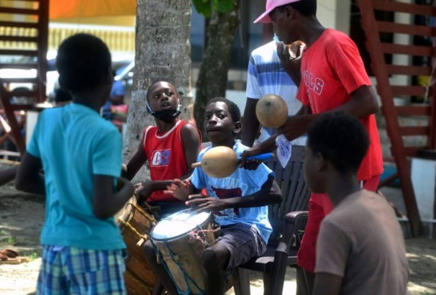 La etnia garífuna se encuentra en Tela, Caribe hondureño, una de las regiones turísticas del país. AFP