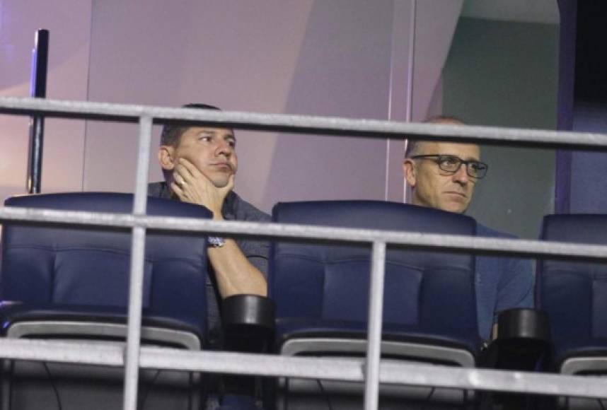 Fabián Coito, entrenador de la Selección de Honduras, estuvo en el palco del estadio Nacional viendo el Olimpia-Marathón.