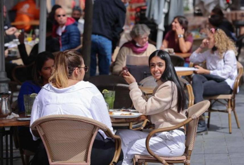 Con más del 50% de su población inoculada con al menos la primera dosis de la vacuna, los restaurantes podrán recibir a clientes que presenten el llamado 'pase verde', otorgado a quienes se hayan recuperado de COVID-19 o hayan recibido la segunda dosis hace al menos una semana.