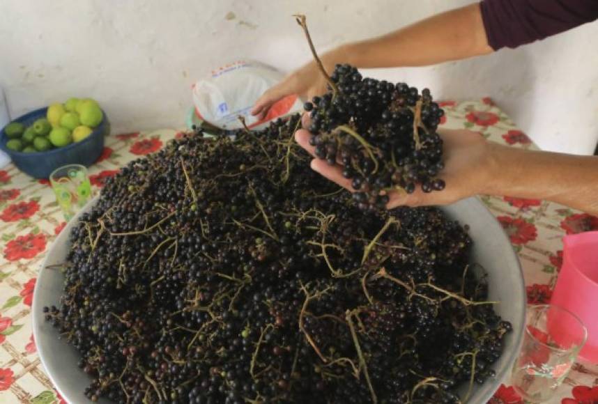 En la comunidad de la Mohaga, a unos 2,200 metros sobre el nivel del mar, la zona más alta de Belén Gualcho, se puede encontrar vinos y panes artesanales, además de mantas.
