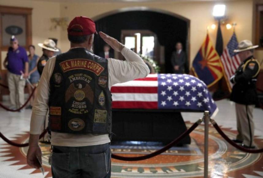 Veteranos de guerra y altos mandos militares también mostraron su respeto por el senador McCain.
