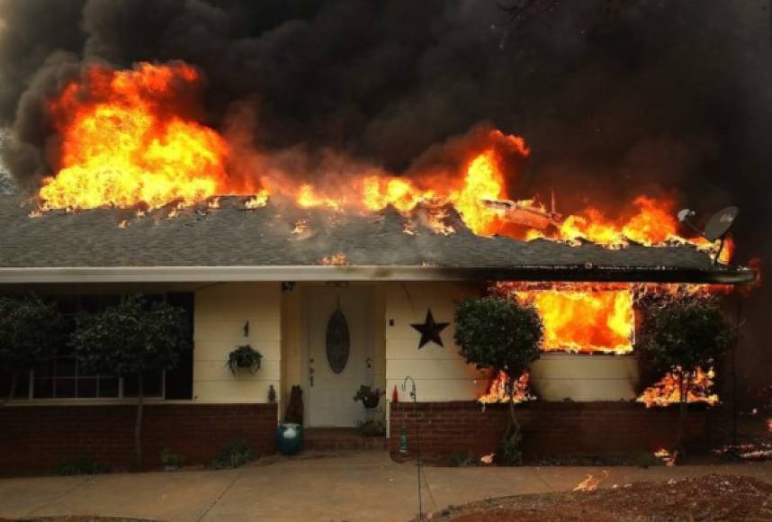California ha sido golpeado desde finales de 2017 por numerosos incendios especialmente violentos, que provocaron una decena de muertes.<br/><br/>