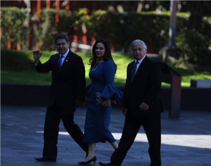 Con hermosa manga de sirena es el vestido que luce Ana de Hernández.