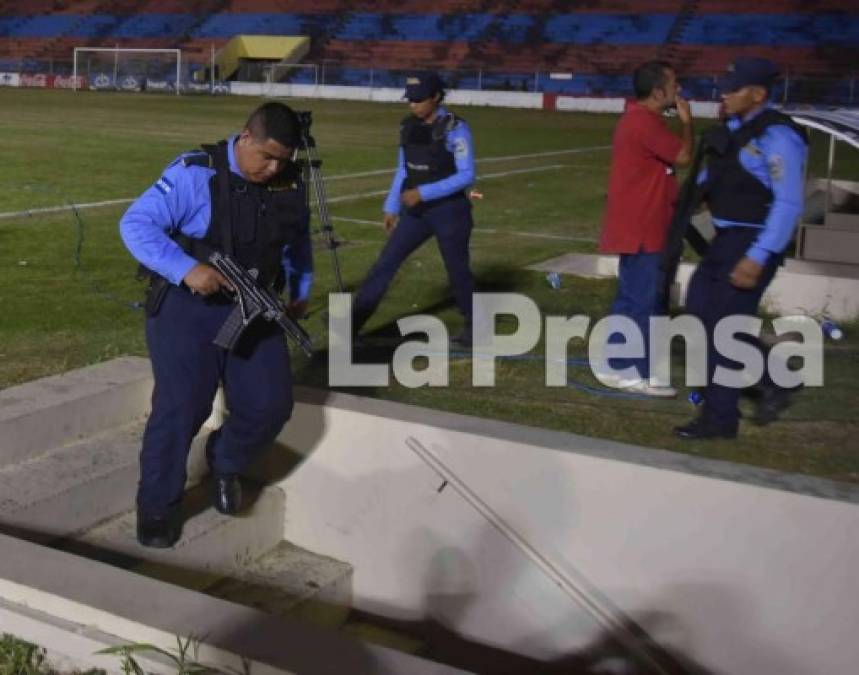 La policía tuvo que resguardar a la cuarteta arbitral del partido.