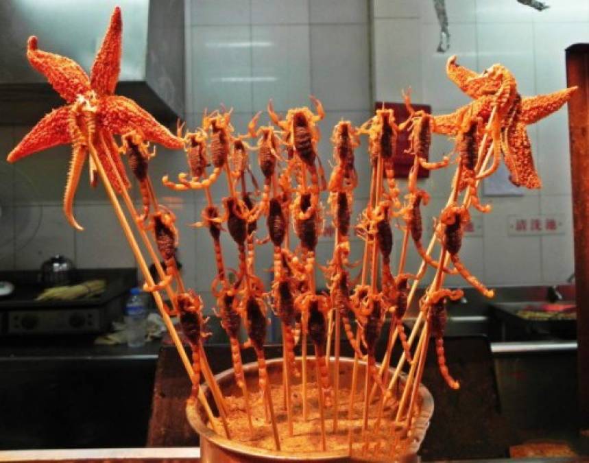 5.- Pinchos de estrella de mar, escorpión o caballito de mar. <br/><br/>Estas criaturas se cocinan a la parrilla y luego se ensartan en palillos de madera para su deguste.