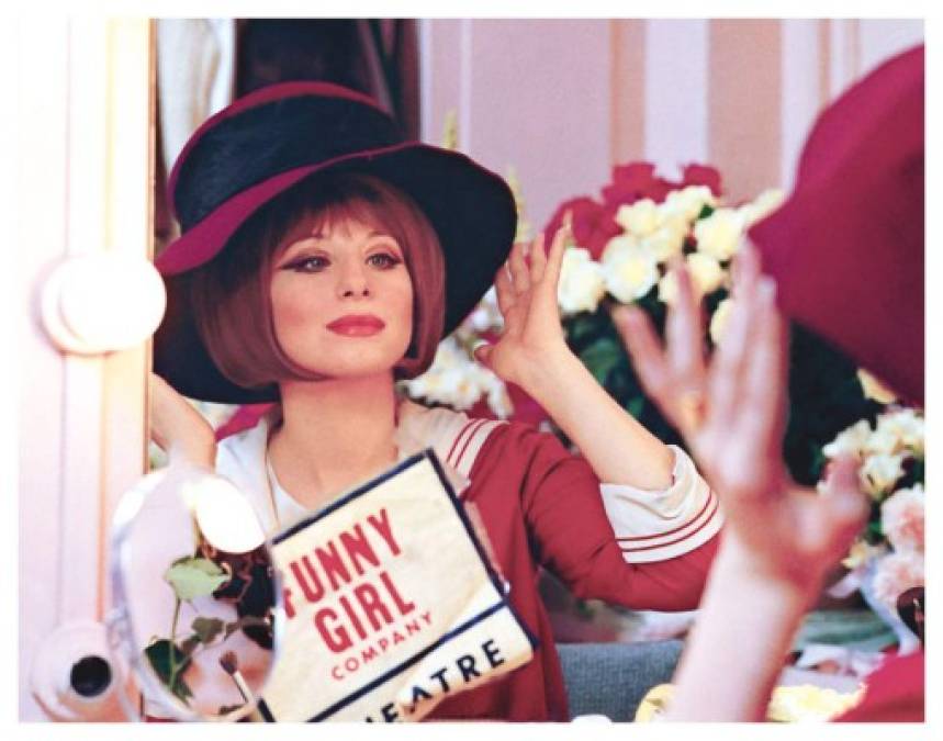 Superando todas las expectativas, cuatro años más tarde debutó en el cine con la película 'Funny Girl', interpretación que le valió su primer Oscar, como mejor actriz, en 1968.<br/>