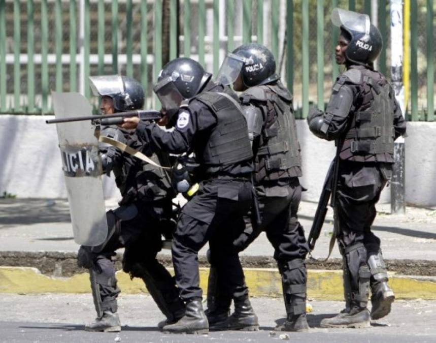 Los manifestantes, que son miles y se extienden por toda Nicaragua, han utilizado las redes sociales para denunciar represión por parte de la Policía Nacional y el apoyo de los agentes a las fuerzas de choque afines al Gobierno.